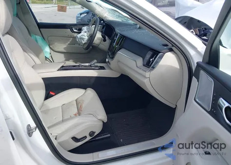 2023 Volvo Xc60 B5 Ultimate Bright Theme z USA, uszkodzony, nr VIN YV4L12DA1P1340199